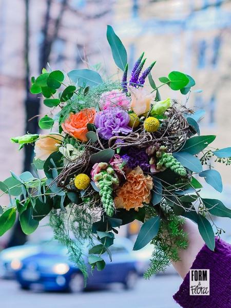 Värikäs, luonnollinen kukkakimppu